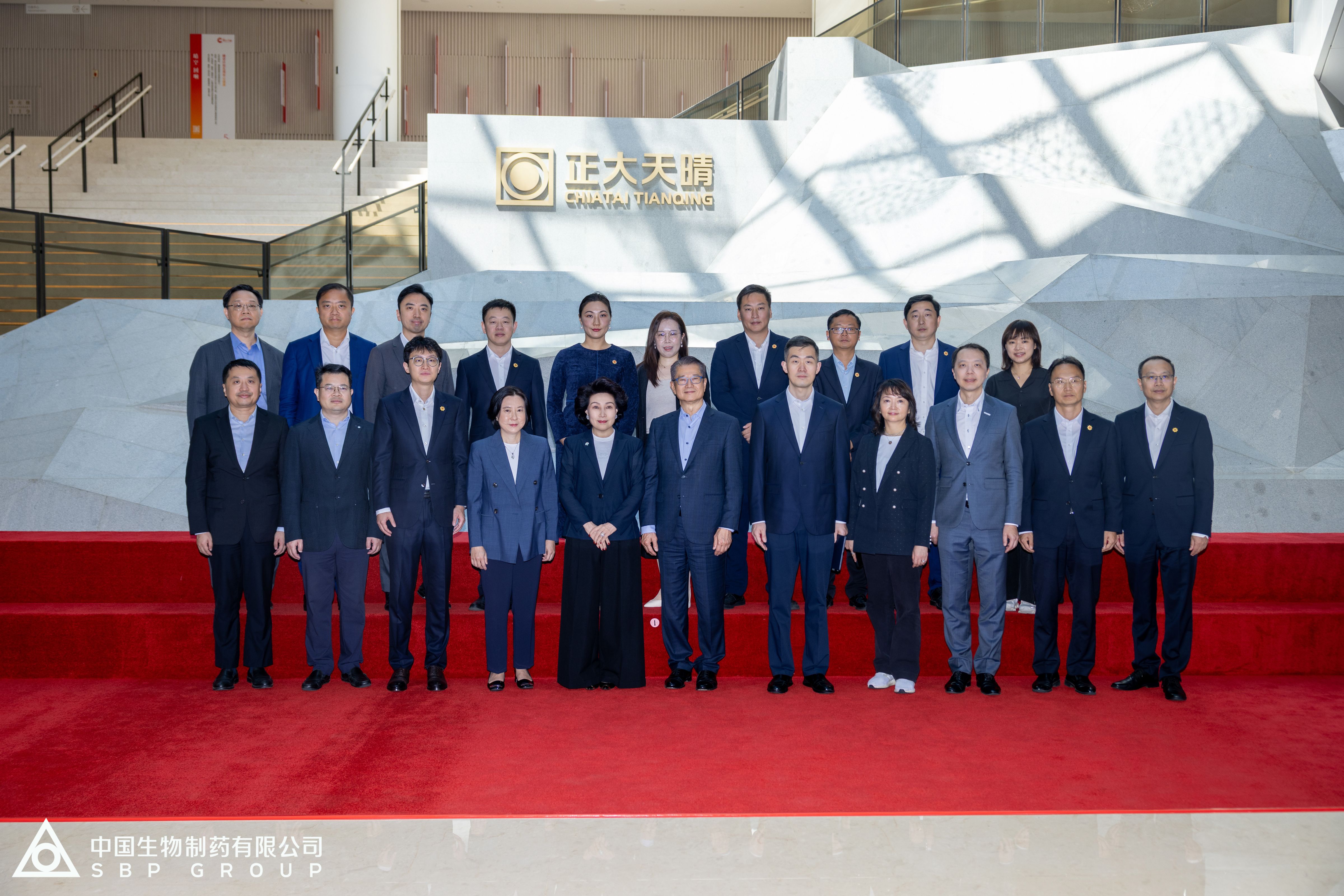 香港财政司司长陈茂波率队考察正大天晴，苏港携手共建全球出海新通道