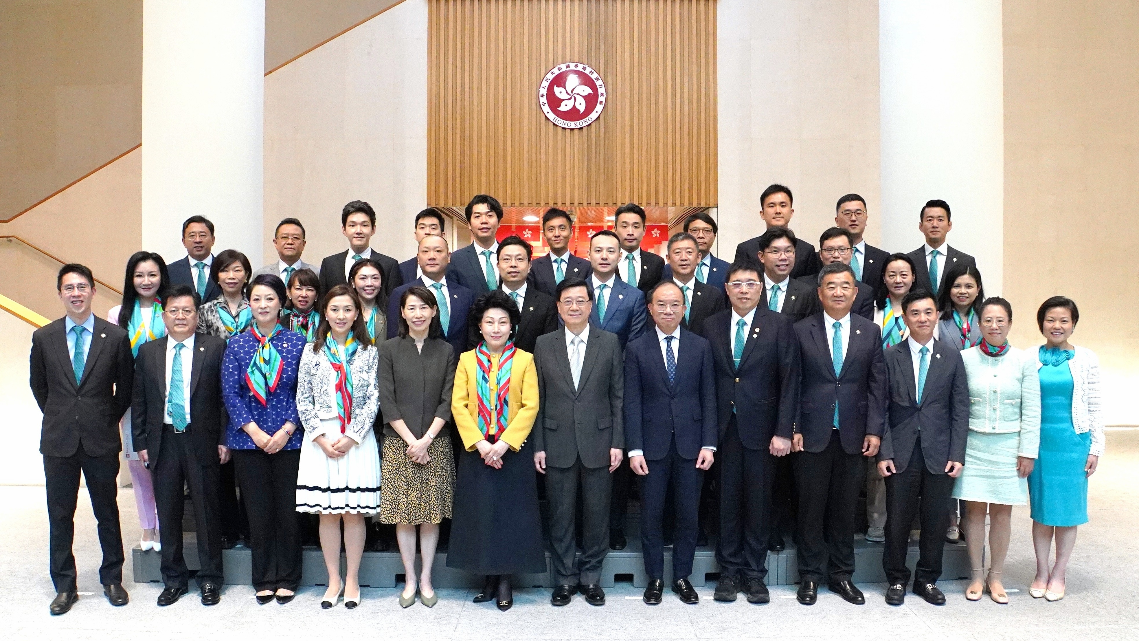 香港中华联谊会会长、正大制药总裁郑翔玲赴香港特区政府总部出席施政报告咨询会并提交建议书。中国生物制药首席执行长谢承润参加咨询会并发言，期待加速推进内地创新药“好药港用”。