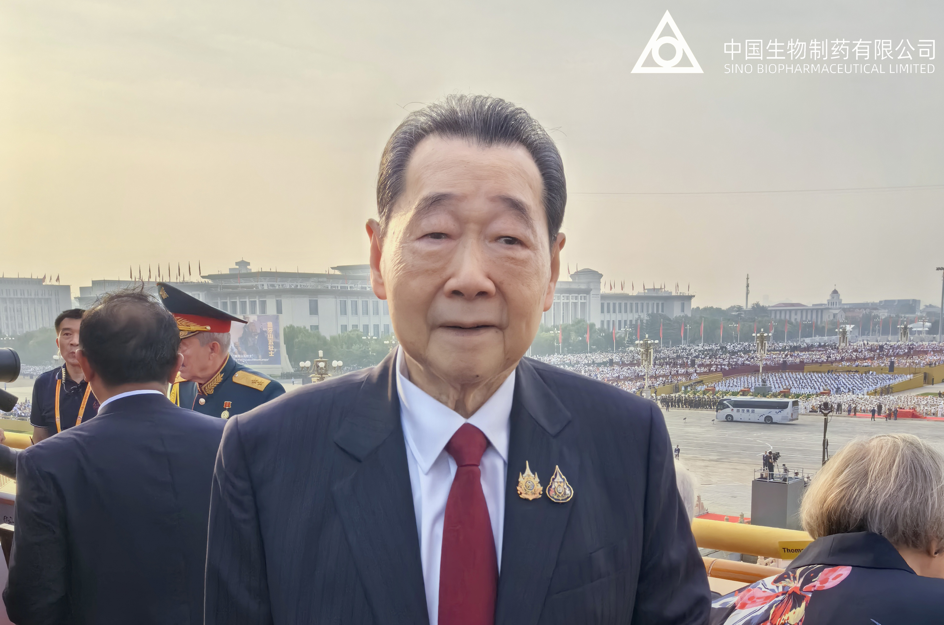 纪念中国人民抗日战争暨世界反法西斯战争胜利80周年大会在北京天安门广场隆重举行。中国侨商联合会会长、正大集团资深董事长谢国民登上天安门城楼观礼，正大制药总裁郑翔玲、中国生物制药董事会主席谢其润、首席执行长谢承润亦在贵宾观礼台，见证国家的强盛与荣光。